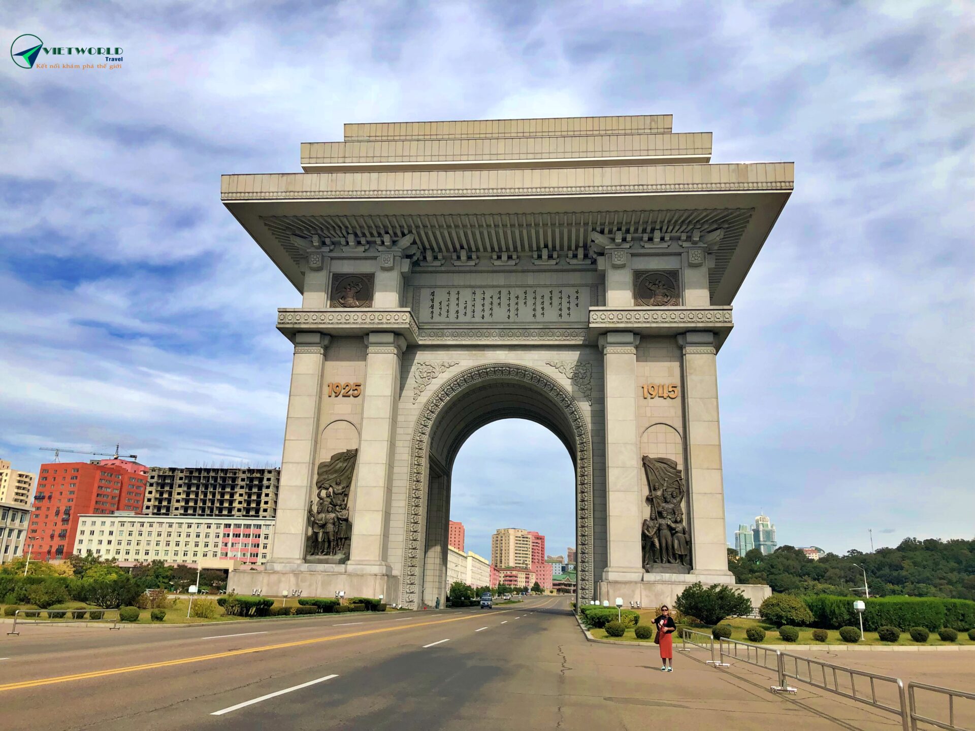 North Korea tours visit Arch of Triumph 